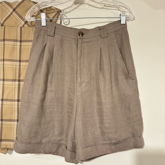 SOLD!!! Styled Outfit - American apparel linen shorts & vintage vest - Picture 3 of 4